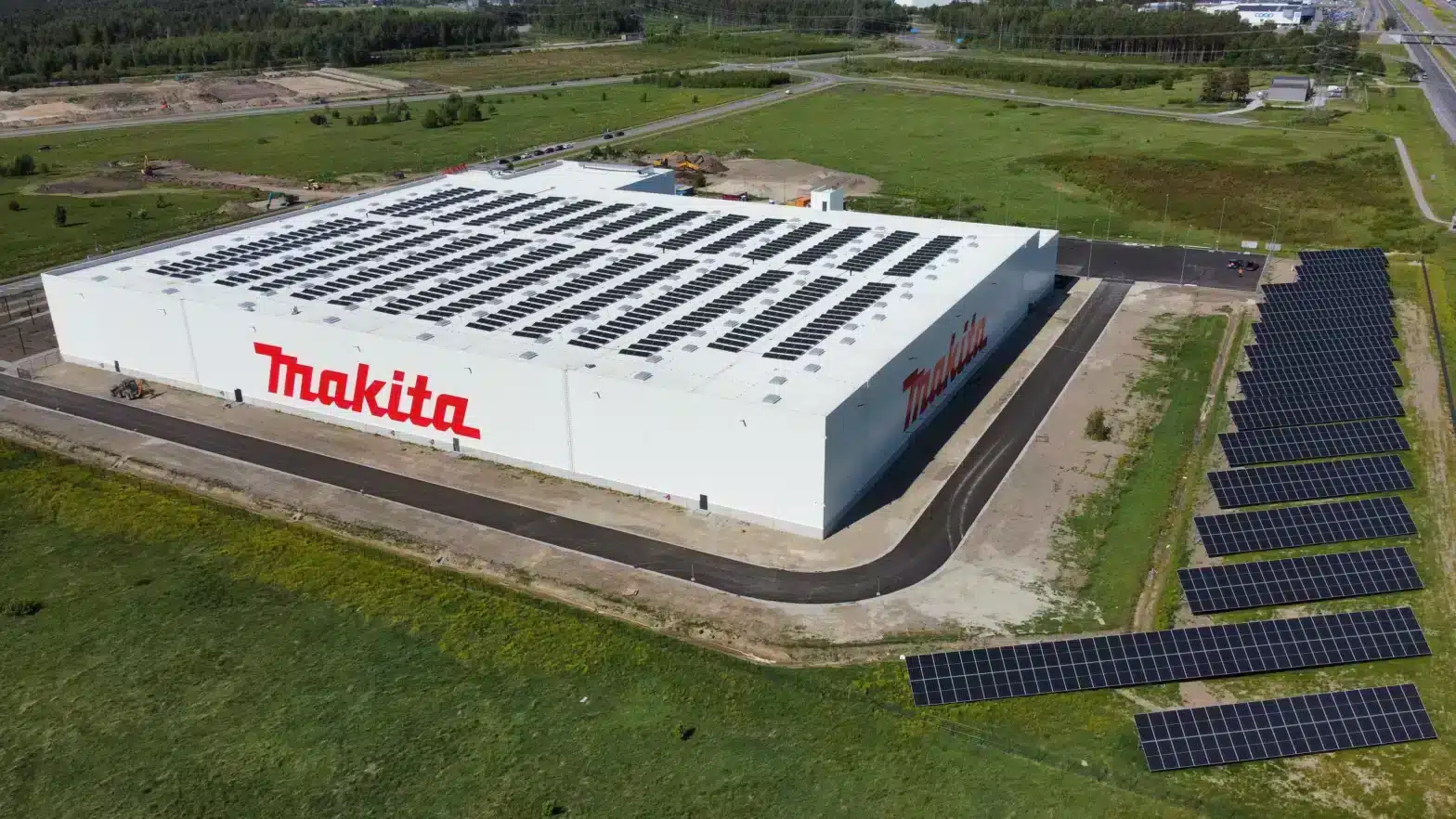 Makita Logistic center - Solar park on the ground and on the roof